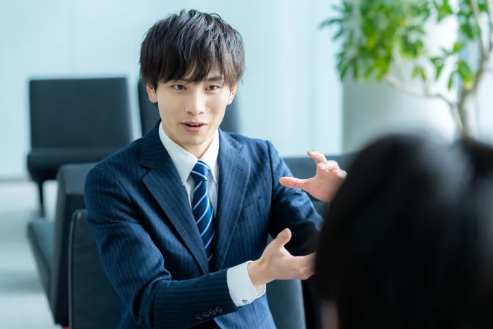 商談で提案する営業職の社員