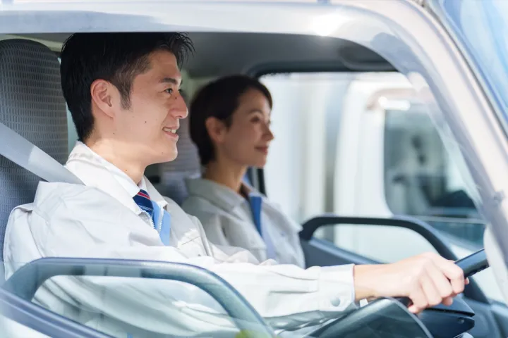 トラックを運転するドライバー