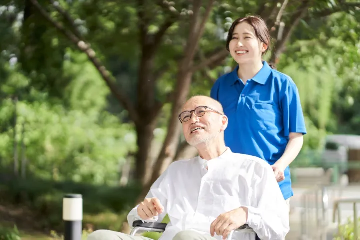 車いすの利用者を介助する介護スタッフ
